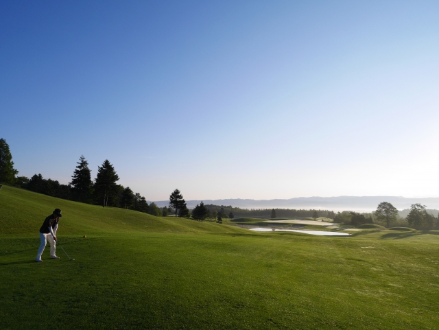 朝陽が昇る早朝のゴルフ場　北海道