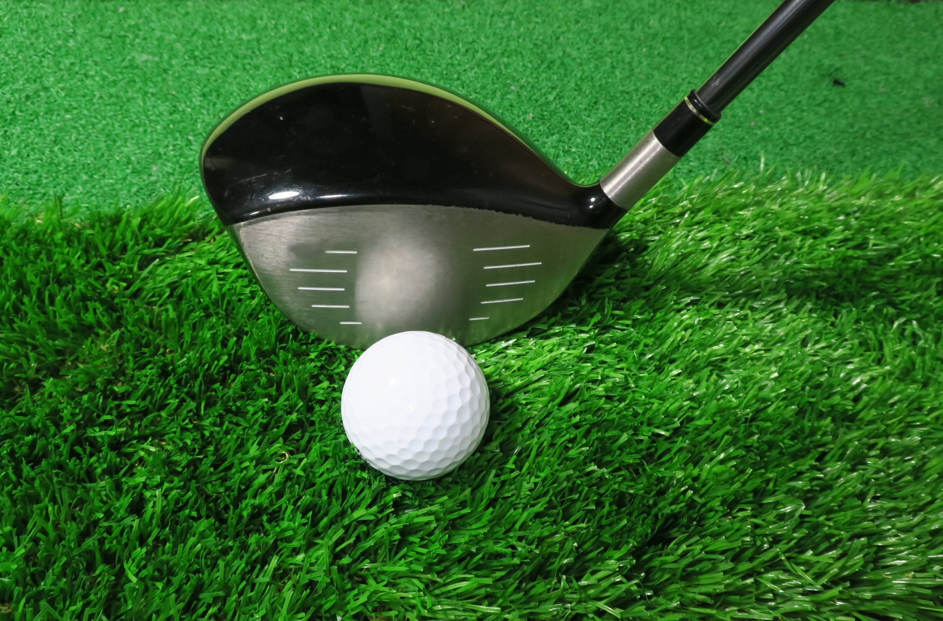 ゴルフドライバーショットとボールのイメージ