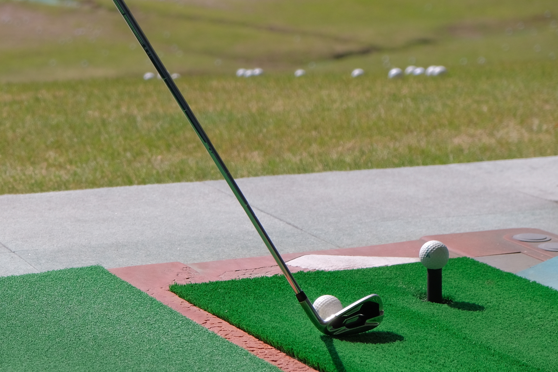 ゴルフクラブとゴルフボールクローズアップ　打ちっぱなし練習イメージ背景素材